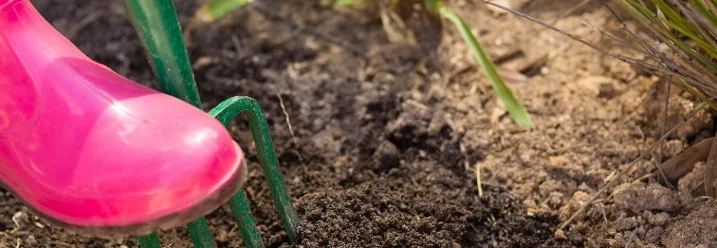 Gartenarbeit mit einer Harke